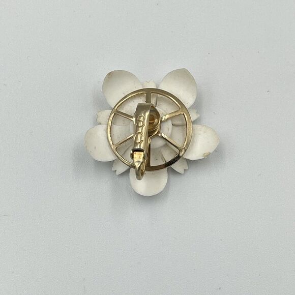 Vintage Sarah Coventry Floral Clip on Earrings White Flower Prairie Boho Signed - Picture 5 of 6